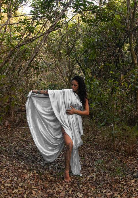 Ensaio sensual feminino externo no bosque
Foto de lingerie vermelha
Ideias de poses sensuais
Ensaio nua na floresta com tecido branco'
