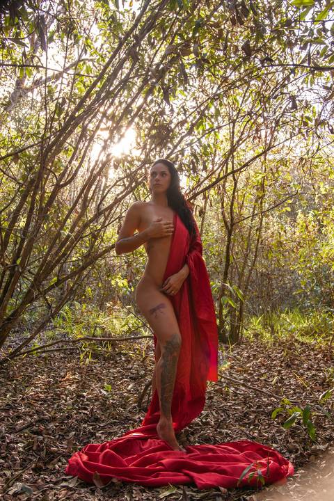 Ensaio sensual feminino externo no bosque
Foto de lingerie vermelha
Ideias de poses sensuais
Ensaio nua na floresta com tecido vermelho'