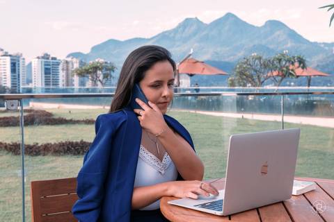 Ensaio corporativo contadora
mulher trabalhando com notebook e falando no celular
Terraço do Shopping Village Mall
Fotos no Village Mall'
