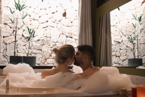 foto-casal-na-banheira-de-espuma'