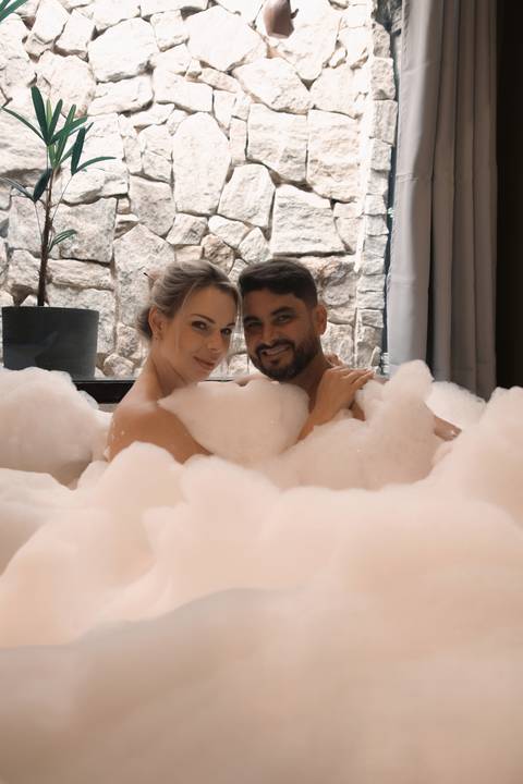 foto-casal-na-banheira-de-espuma'