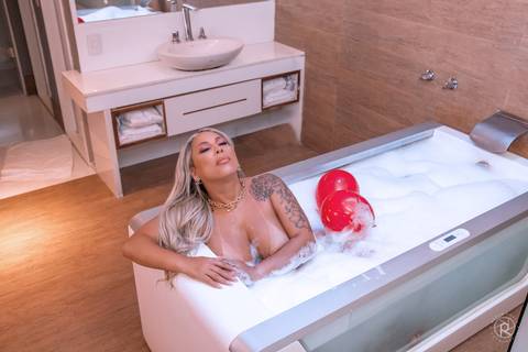 Ensaio sensual feminino de aniversário da Caroline Leal feito no hotel corinto, em Vila Isabel - RJ
nua na banheira hidromassagem'