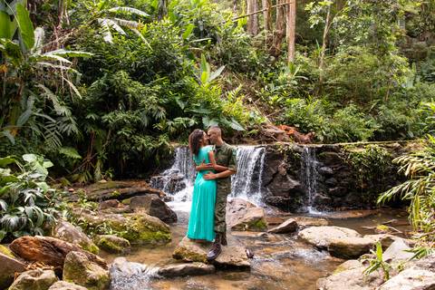 Fotos de ensaio pré-wedding na cachoeira da floresta da tijuca rj
Casamento militar'