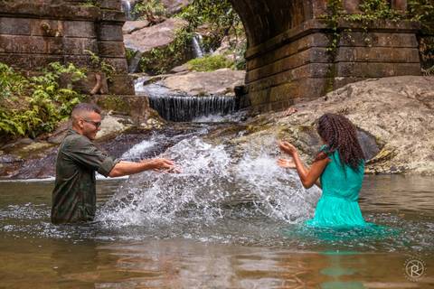 Fotos de ensaio pré-wedding na cachoeira da floresta da tijuca rj
Casamento militar
Casal jogando agua um no outro
foto de casal dentro da agua'