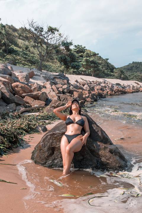 ensaio-feminino-na-praia-do-recreio-rj-mulher-de-biquini'