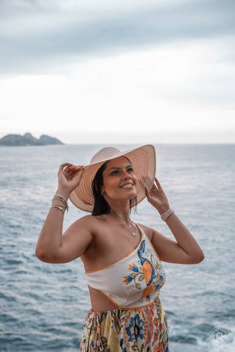 ensaio-mulher-na-praia-da-joatinga-de-chapéu'