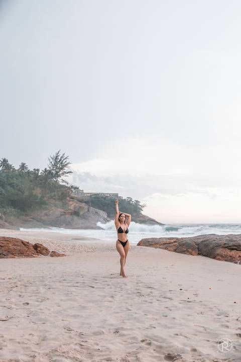 ensaio-mulher-na-praia-da-joatinga'