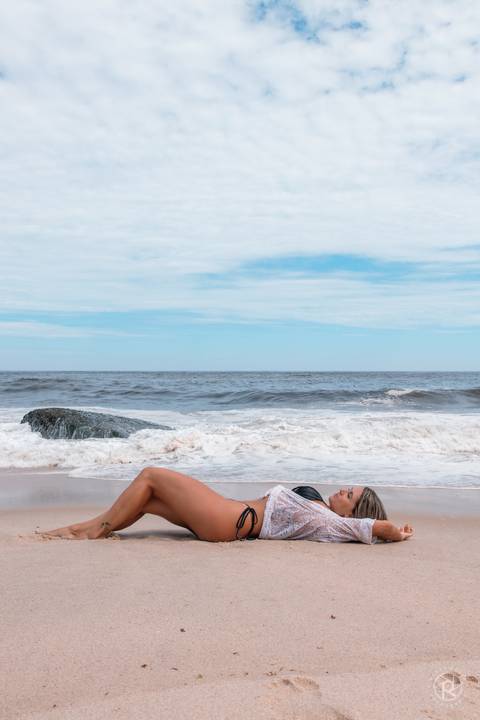 ensaio-feminino-de-biquini-praia-do-recreio-rj-pose-para-foto-deitada-na-areia'