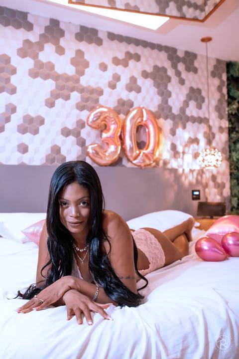 ensaio-aniversario-sensual-mulher-na-cama-com-bolas-30anos'
