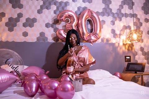 ensaio-aniversario-sensual-mulher-na-cama-com-bolas-30anos-espumante'