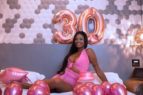 ensaio-aniversario-sensual-mulher-na-cama-com-bolas'