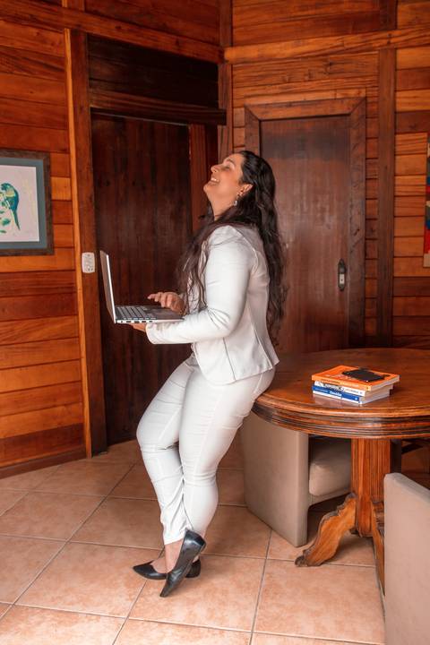 foto-corporativa-fonoaudiologa-mulher-trabalhando-feliz-com-notebook'