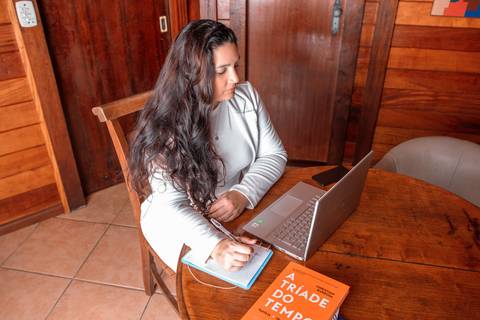 foto-corporativa-fonoaudiologa-mulher-trabalhando-feliz-com-notebook'