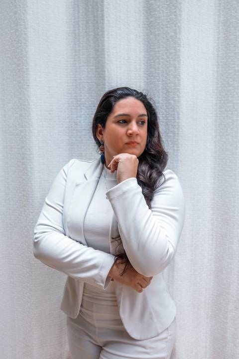 foto-corporativa-fonoaudiologa-mulher-pose'