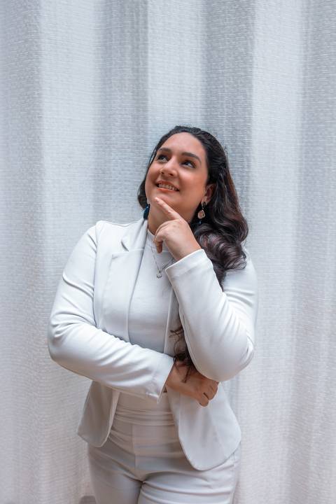 foto-corporativa-fonoaudiologa-mulher-pose'