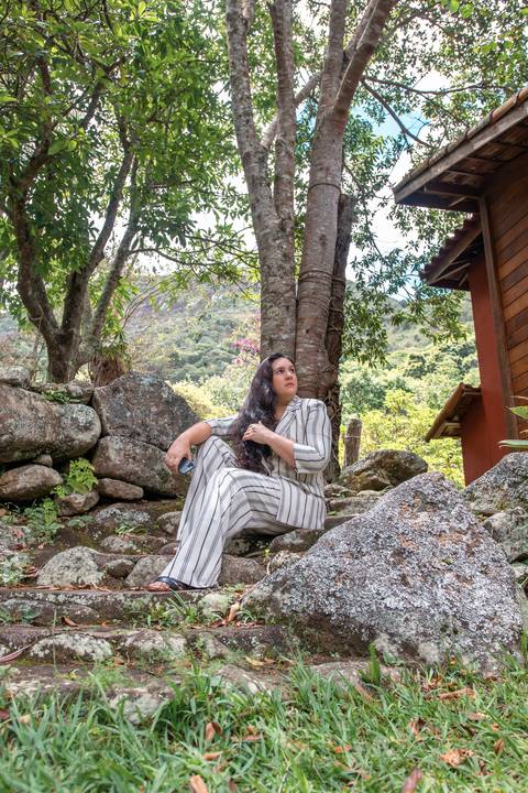 foto-corporativa-fonoaudiologa-mulher-pose-sentada-externo'