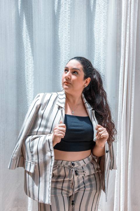 foto-corporativa-fonoaudiologa-mulher-pose'