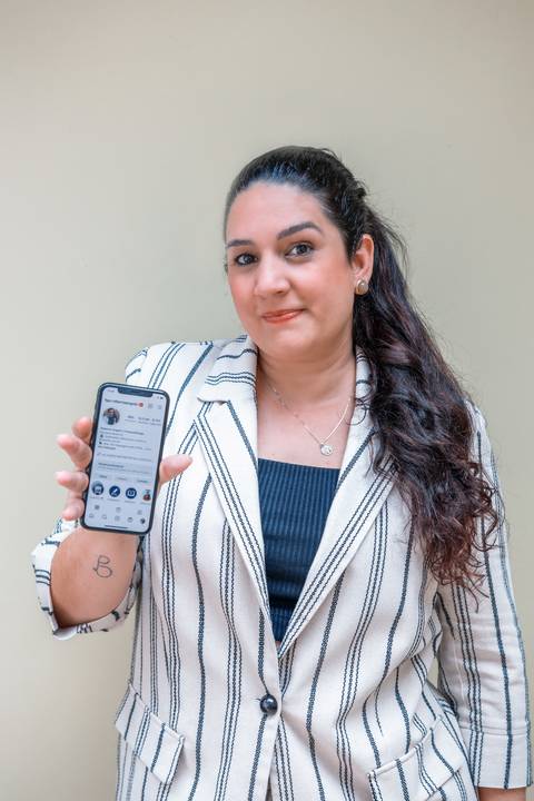 foto-corporativa-fonoaudiologa-mulher-pose-mostrando-o-celular'