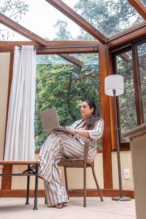 foto-corporativa-fonoaudiologa-mulher-trabalhando-com-notebook'
