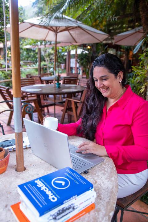 foto-corporativa-fonoaudiologa-mulher-trabalhando'