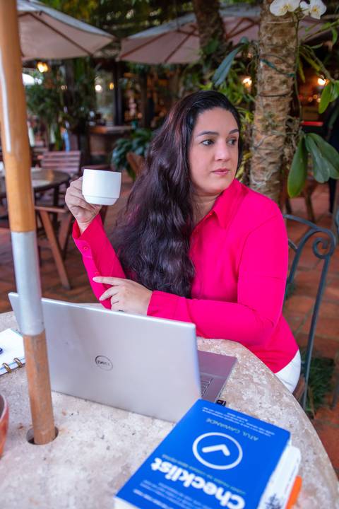 foto-corporativa-fonoaudiologa-mulher-trabalhando-tomando-cafe'