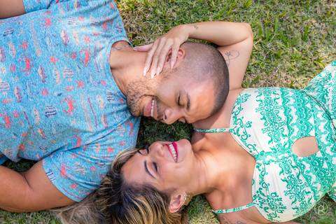 foto-de-casal-externa-pose-deitados'