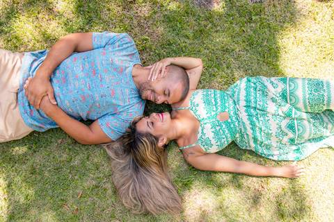 foto-de-casal-externa-pose-deitados'