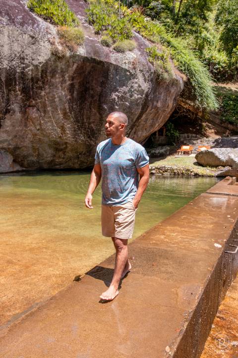 homem-andando-pousada-paraiso'