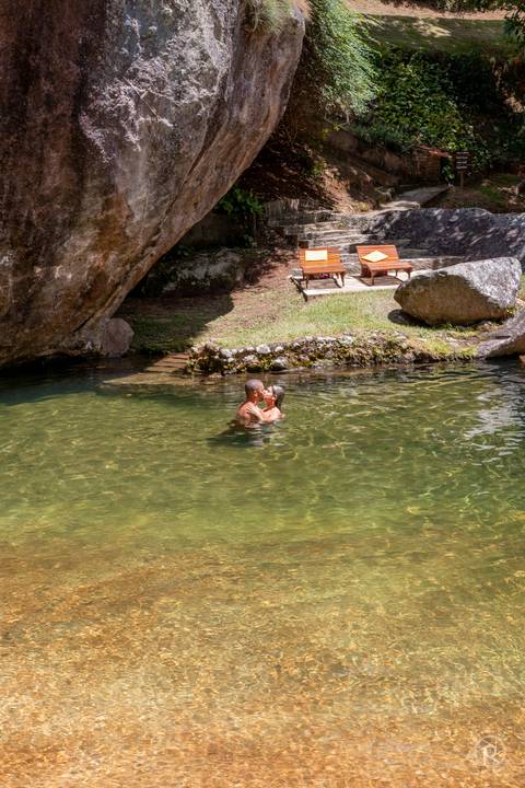 foto-de-casal-externa-pose-na-agua'