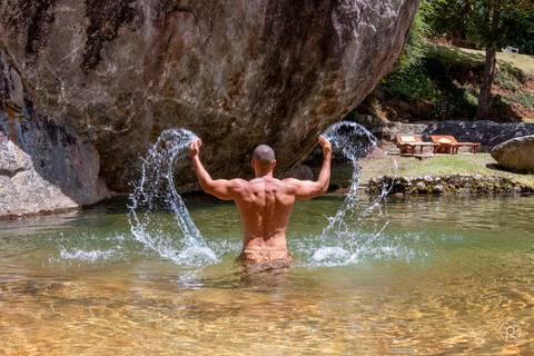 homem-pose-na-agua'