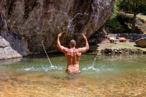 homem-pose-na-agua'