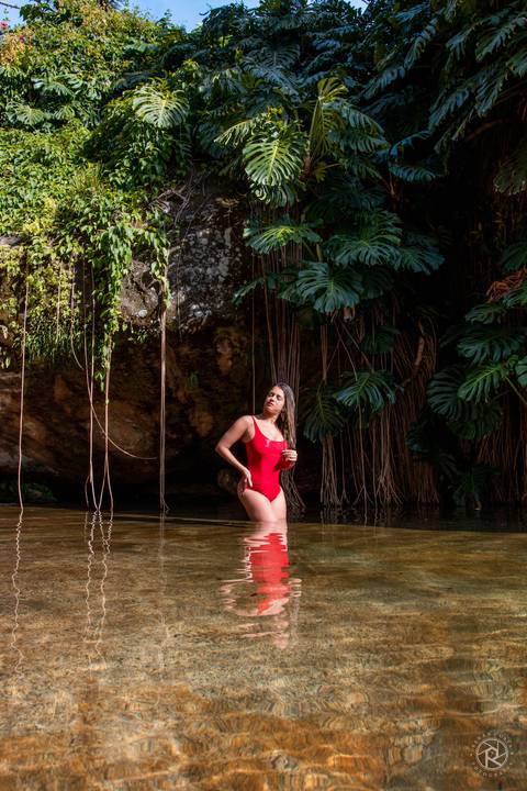 mulher-pose-na-agua'