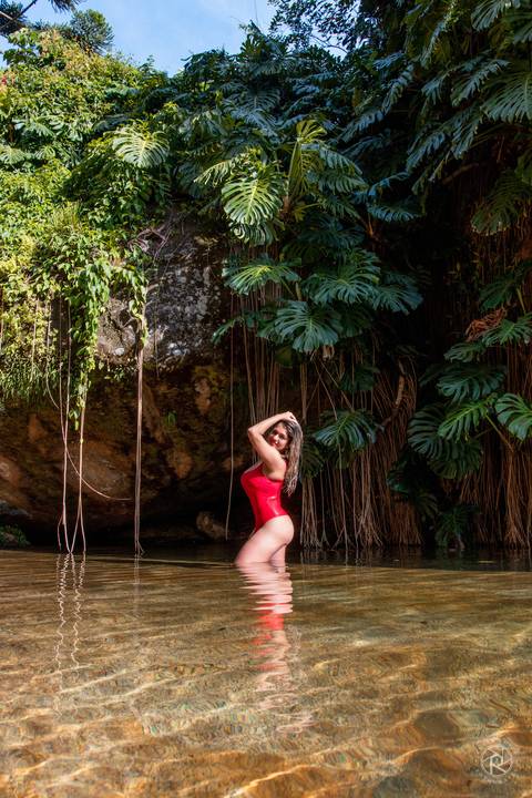 mulher-pose-na-agua'