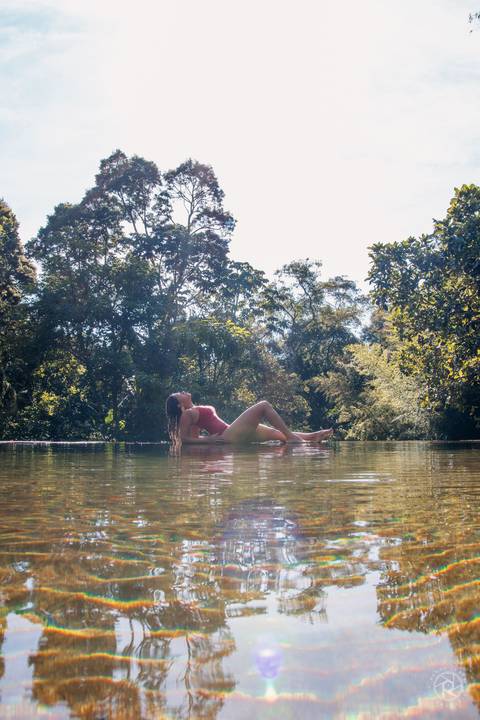 mulher-pose-na-agua'