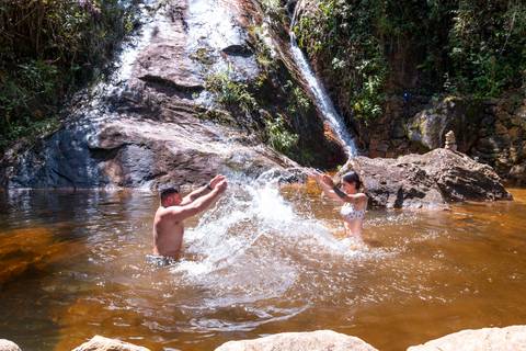 ensaio-casal-itaipava-bluebearcabins-poses-para-foto-piscina-jogando-agua'