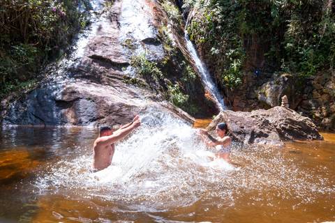 ensaio-casal-itaipava-bluebearcabins-poses-para-foto-piscina'