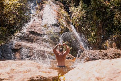ensaio-casal-itaipava-bluebearcabins-poses-para-foto-piscina'