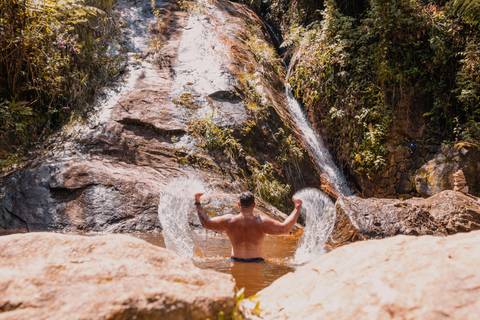 ensaio-casal-itaipava-bluebearcabins-poses-para-foto-piscina'