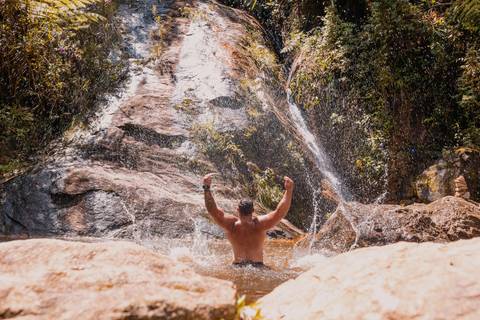 ensaio-casal-itaipava-bluebearcabins-poses-para-foto-piscina'