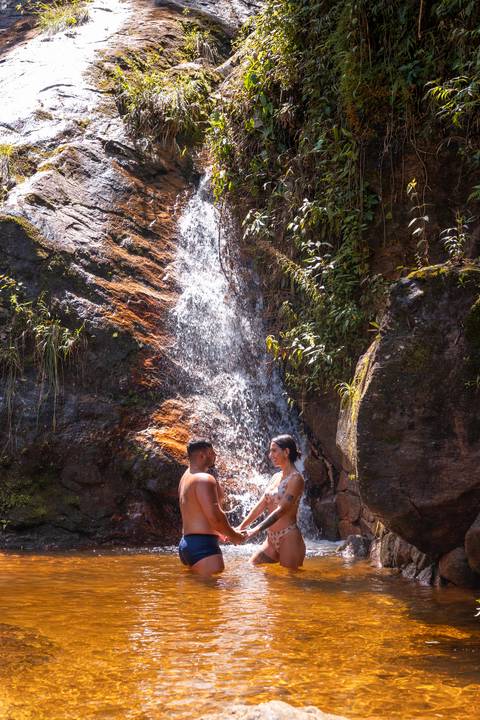 ensaio-casal-itaipava-bluebearcabins-poses-para-foto-piscina'
