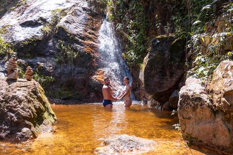 ensaio-casal-itaipava-bluebearcabins-poses-para-foto-piscina'