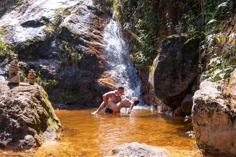 ensaio-casal-itaipava-bluebearcabins-poses-para-foto-piscina'