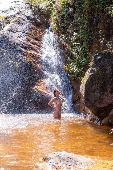 ensaio-casal-itaipava-bluebearcabins-poses-para-foto-piscina'