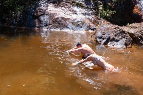 ensaio-casal-itaipava-bluebearcabins-poses-para-foto-piscina'