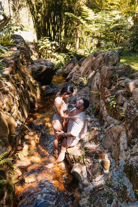ensaio-casal-itaipava-bluebearcabins-poses-para-foto-piscina'
