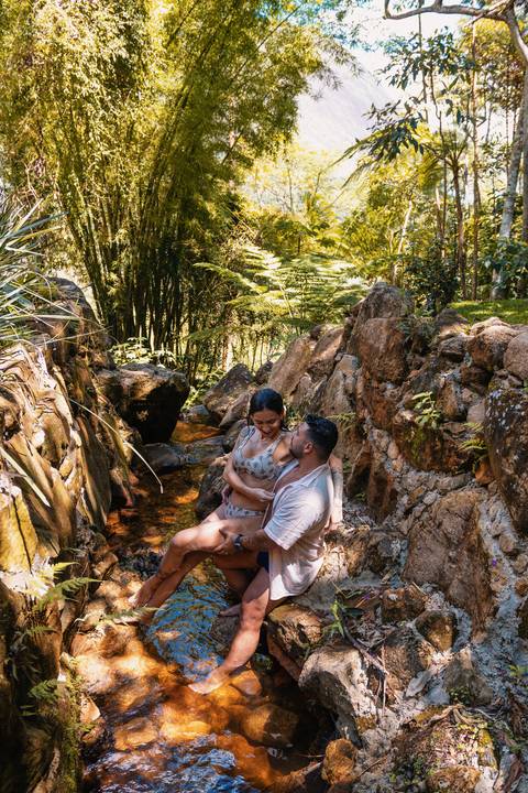 ensaio-casal-itaipava-bluebearcabins-poses-para-foto-piscina'