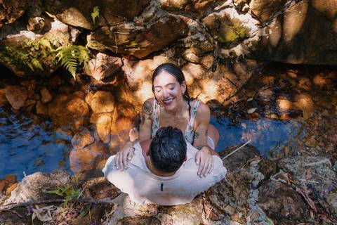 ensaio-casal-itaipava-bluebearcabins-poses-para-foto-piscina'