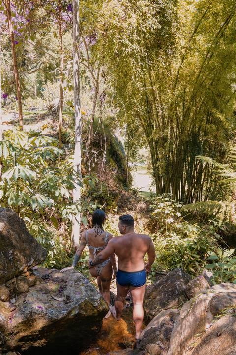 ensaio-casal-itaipava-bluebearcabins-poses-para-foto-piscina'