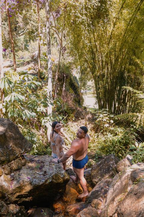 ensaio-casal-itaipava-bluebearcabins-poses-para-foto-piscina'
