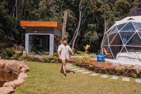homem-caminhando-pose'